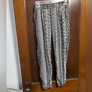 American Eagle Outfitters Black and White Tribal Pattern Joggers Size XXS